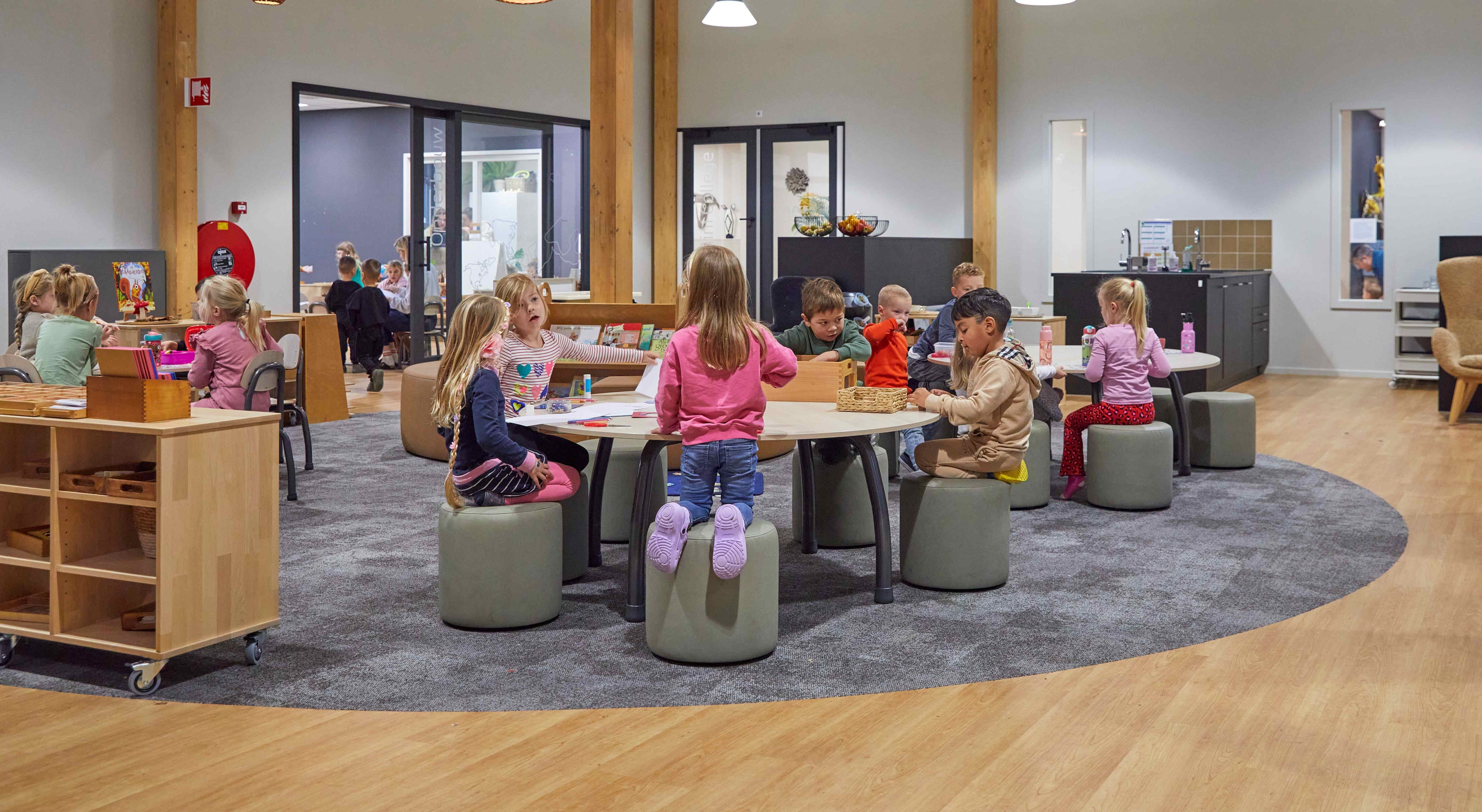 Gispen Presikhaaf Schoolmeubelen onderwijs project binnenaanzicht van montessorischool passe partout kerschoten apeldoorn ZK4258a