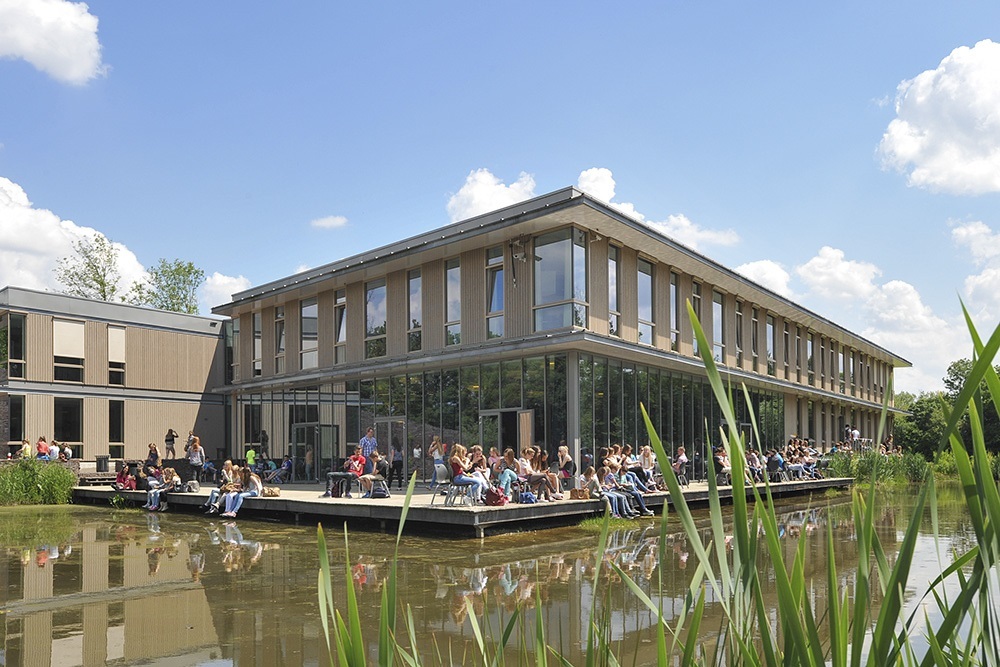 Havo Notre Dame des Anges Ubbergena binnen en buiten vloeien naadloos in elkaar over