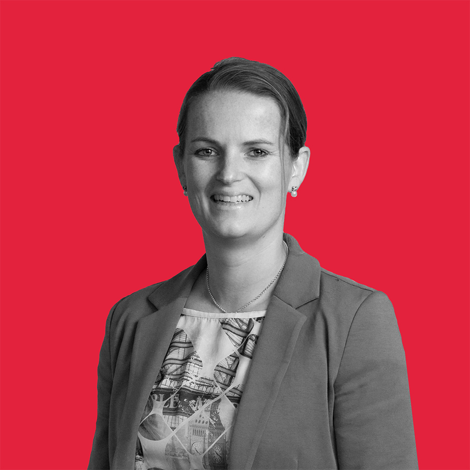 Pauline Oudijk profielfoto zw met rode achtergrond