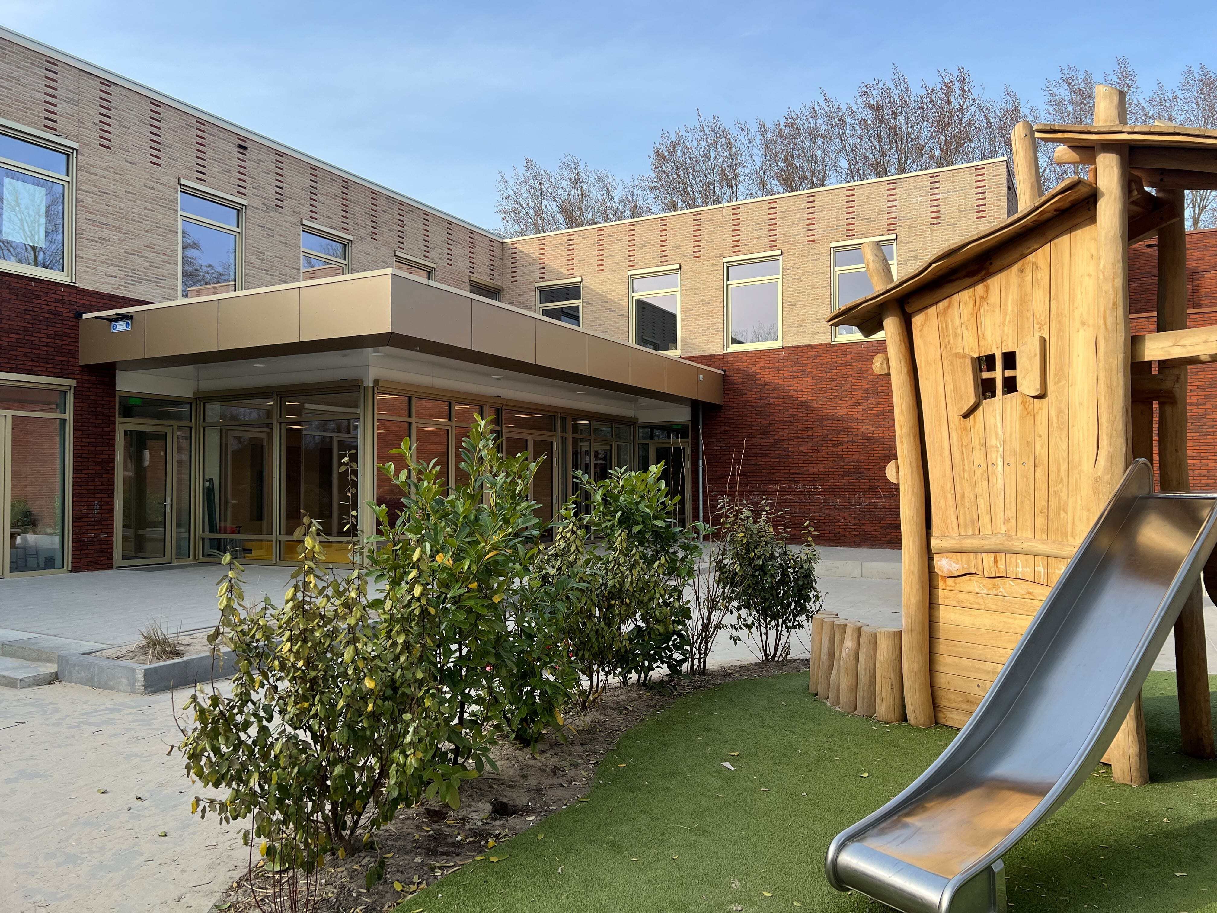 2 achterzijde speellokaal en speelplaats min