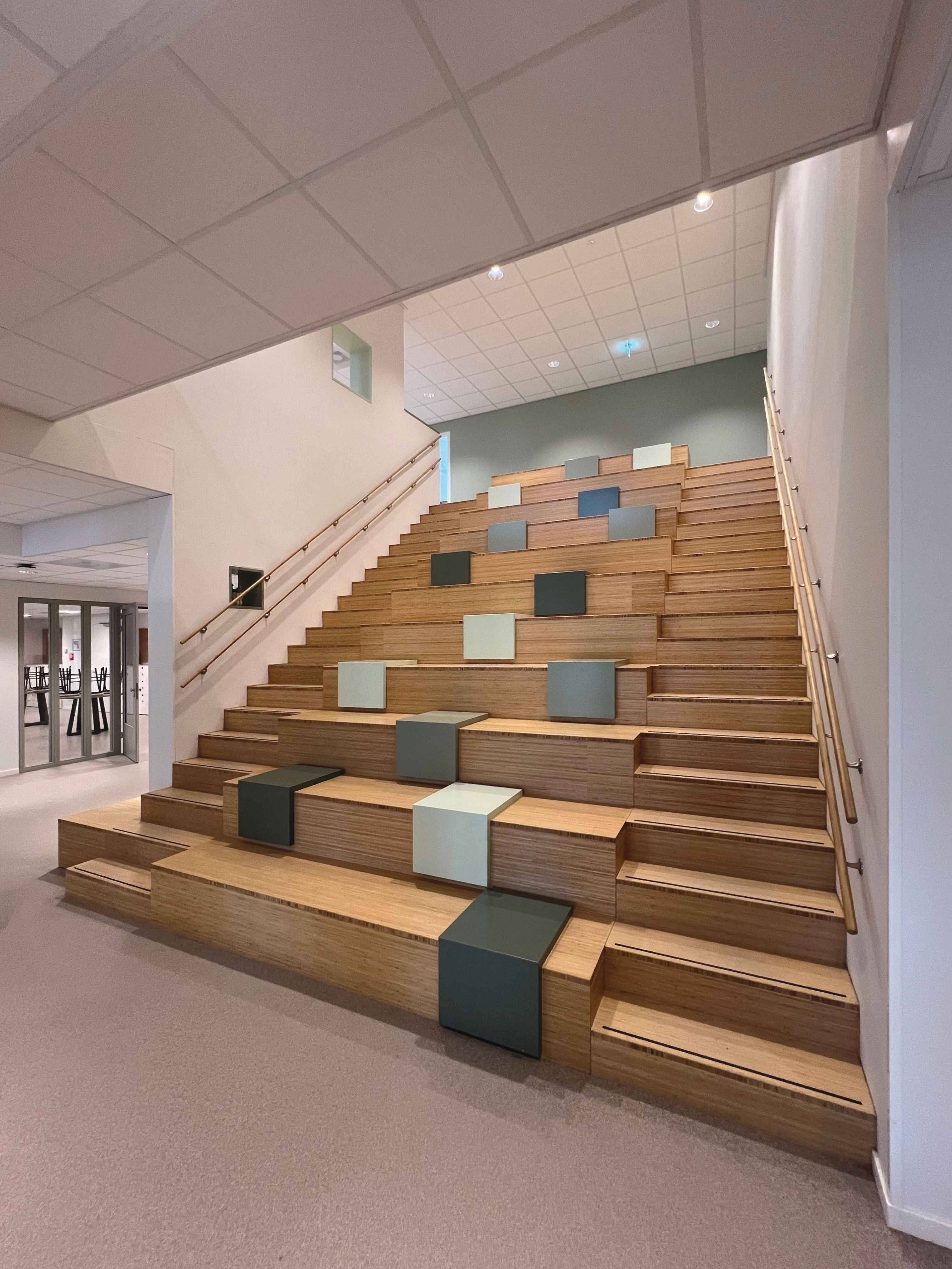 3 Tribunetrap bewerkt