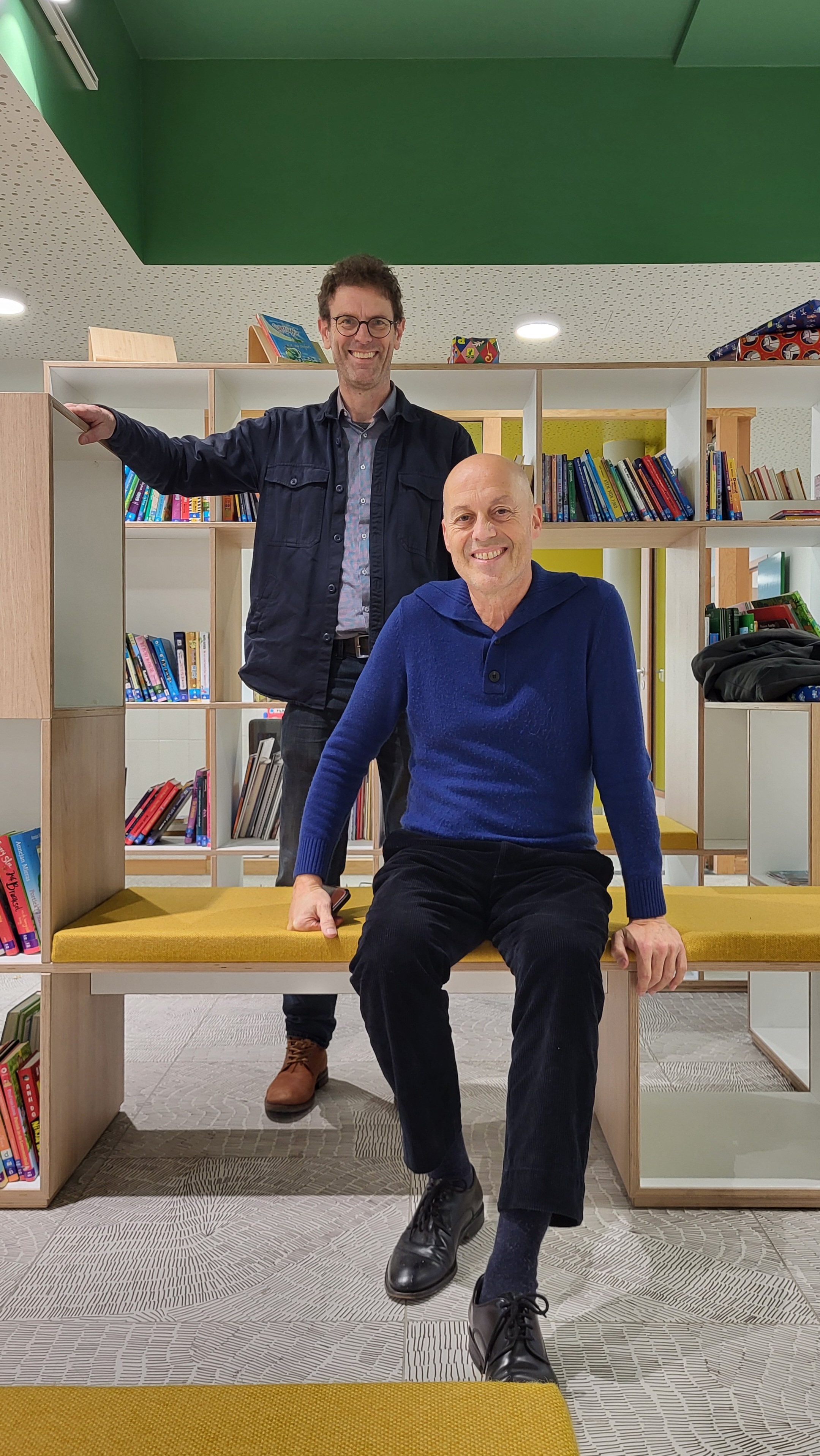 Blokpoelschool Erik Rekveld links staand en Theo Kupers