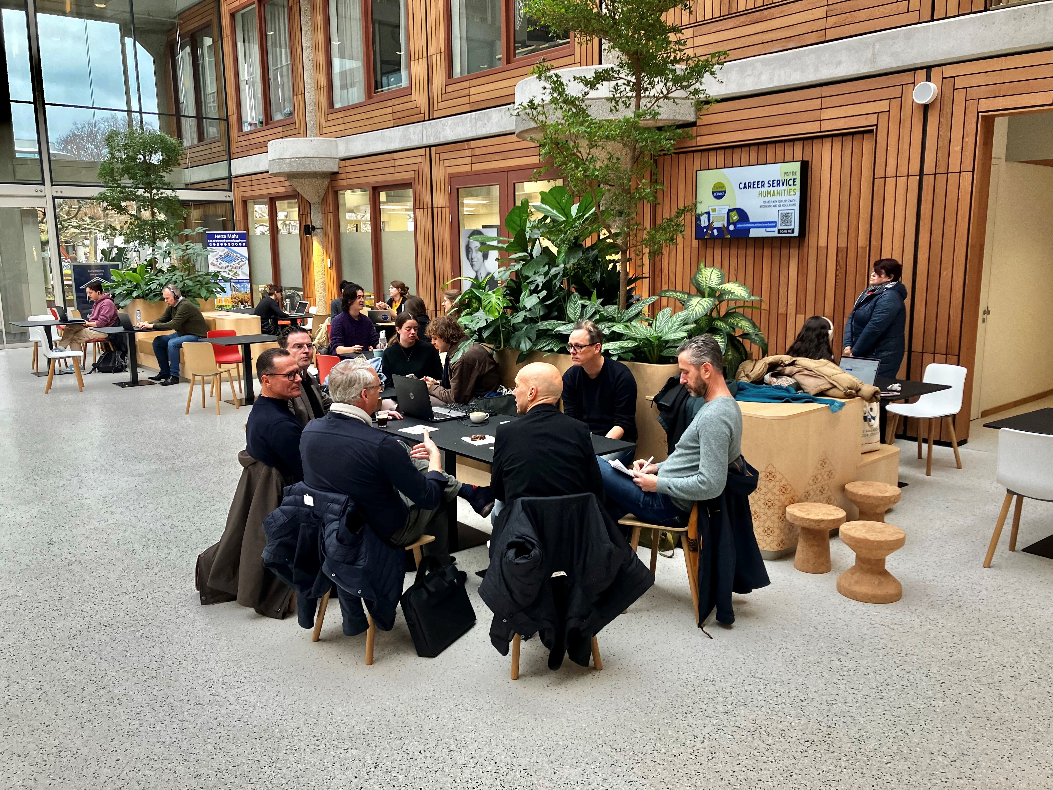 Deelnemers debat aan tafel 01