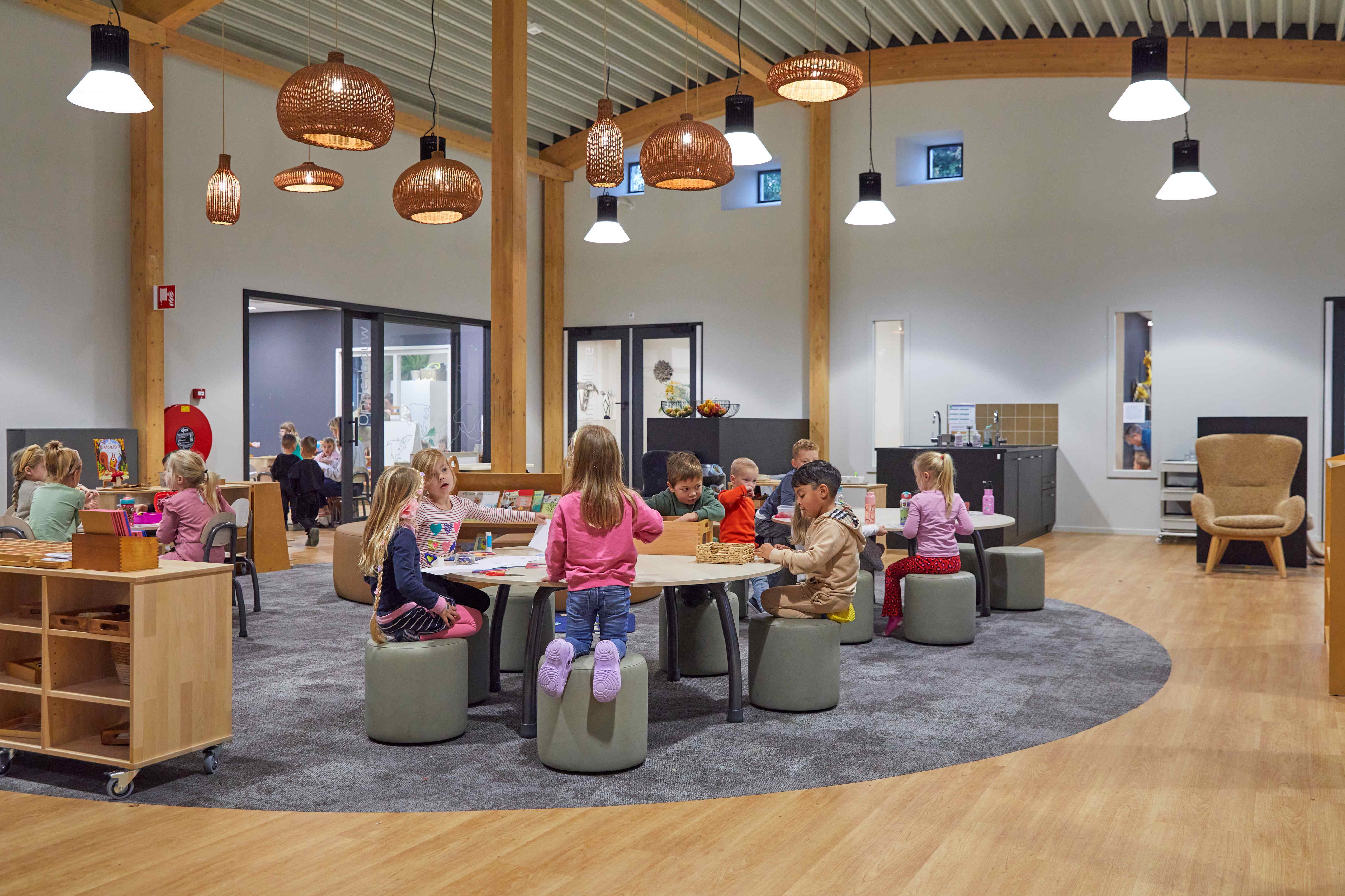 Gispen Presikhaaf Schoolmeubelen onderwijs project binnenaanzicht van montessorischool passe partout kerschoten apeldoorn ZK4258