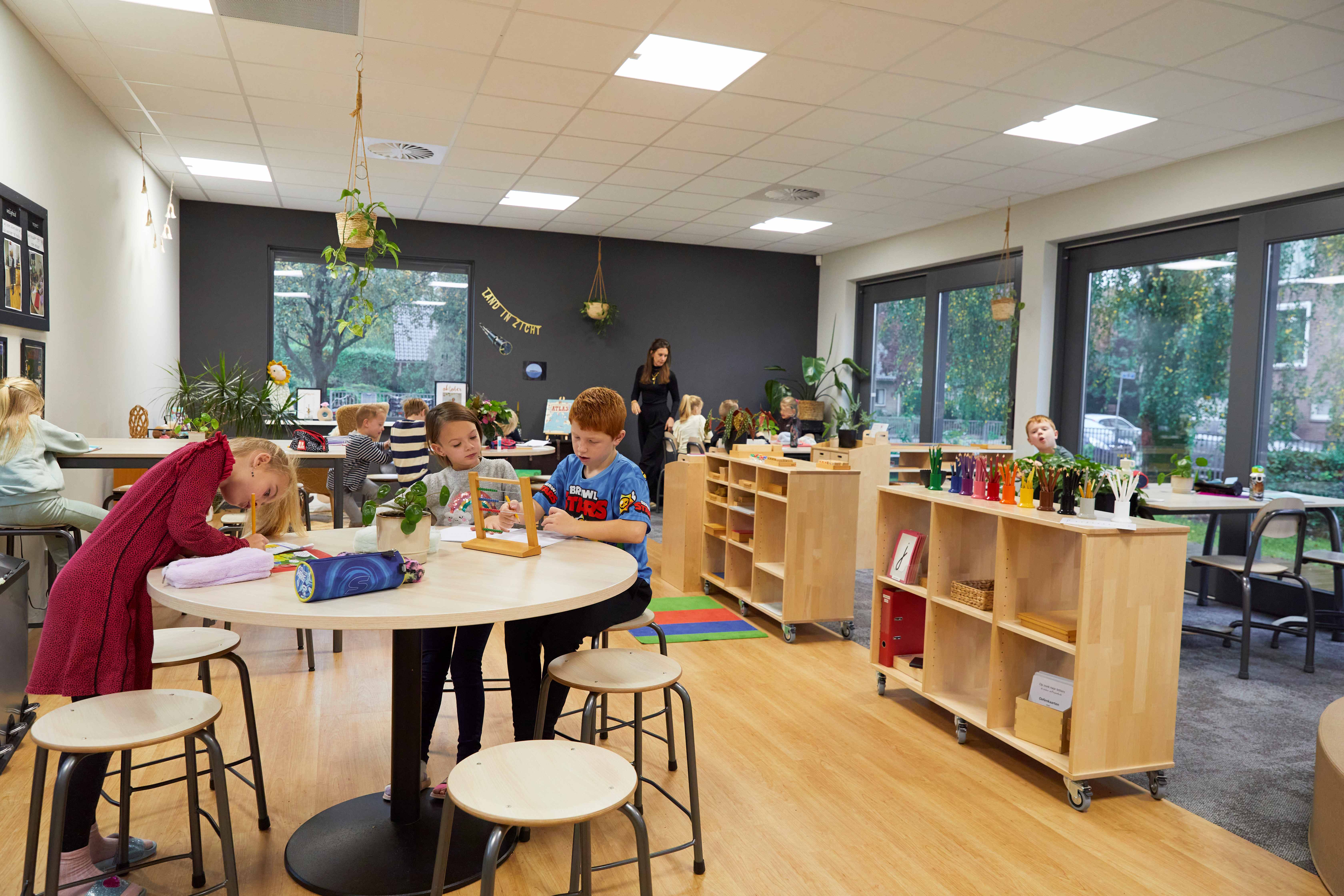 Gispen Presikhaaf Schoolmeubelen onderwijs project binnenaanzicht van montessorischool passe partout kerschoten apeldoorn ZK4368