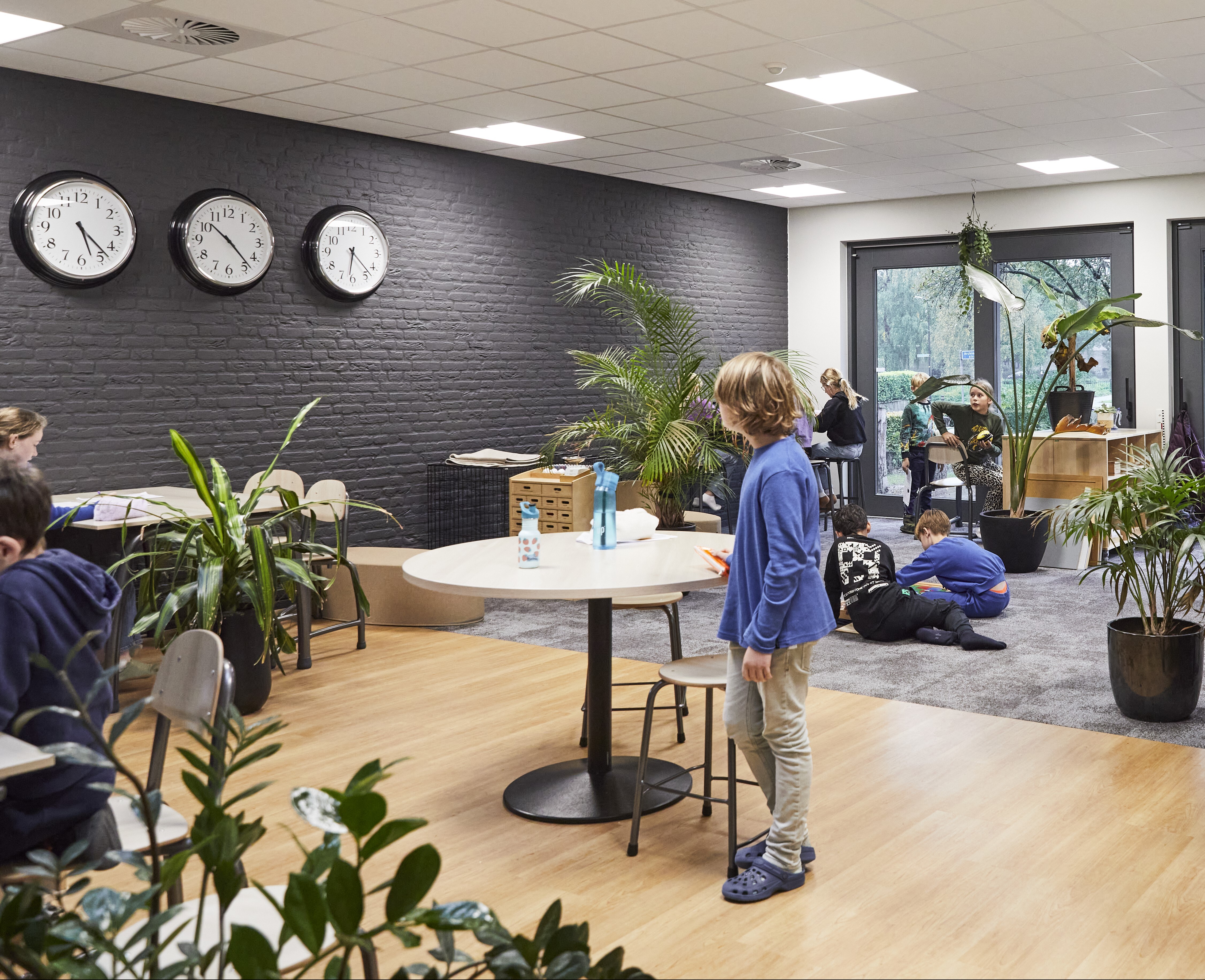 Gispen Presikhaaf Schoolmeubelen onderwijs project binnenaanzicht van montessorischool passe partout kerschoten apeldoorn ZK4655