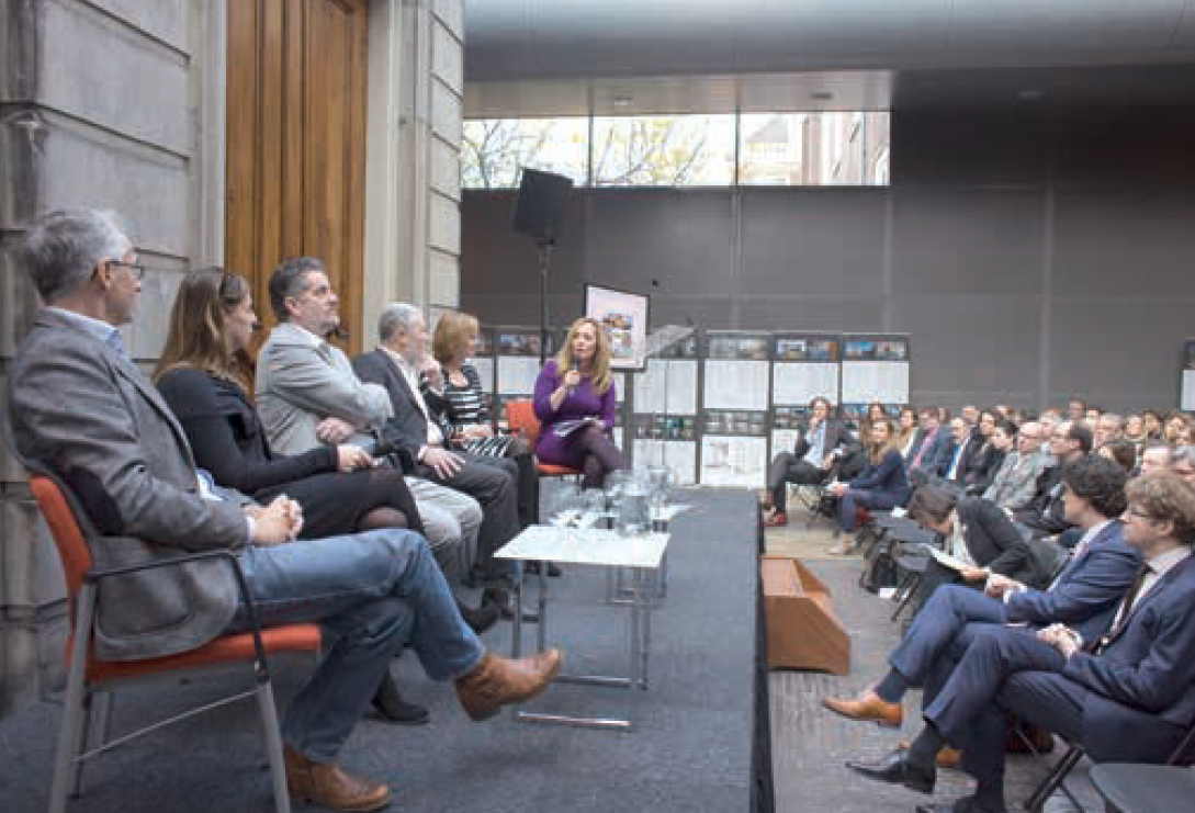 Overzicht zaal en podium