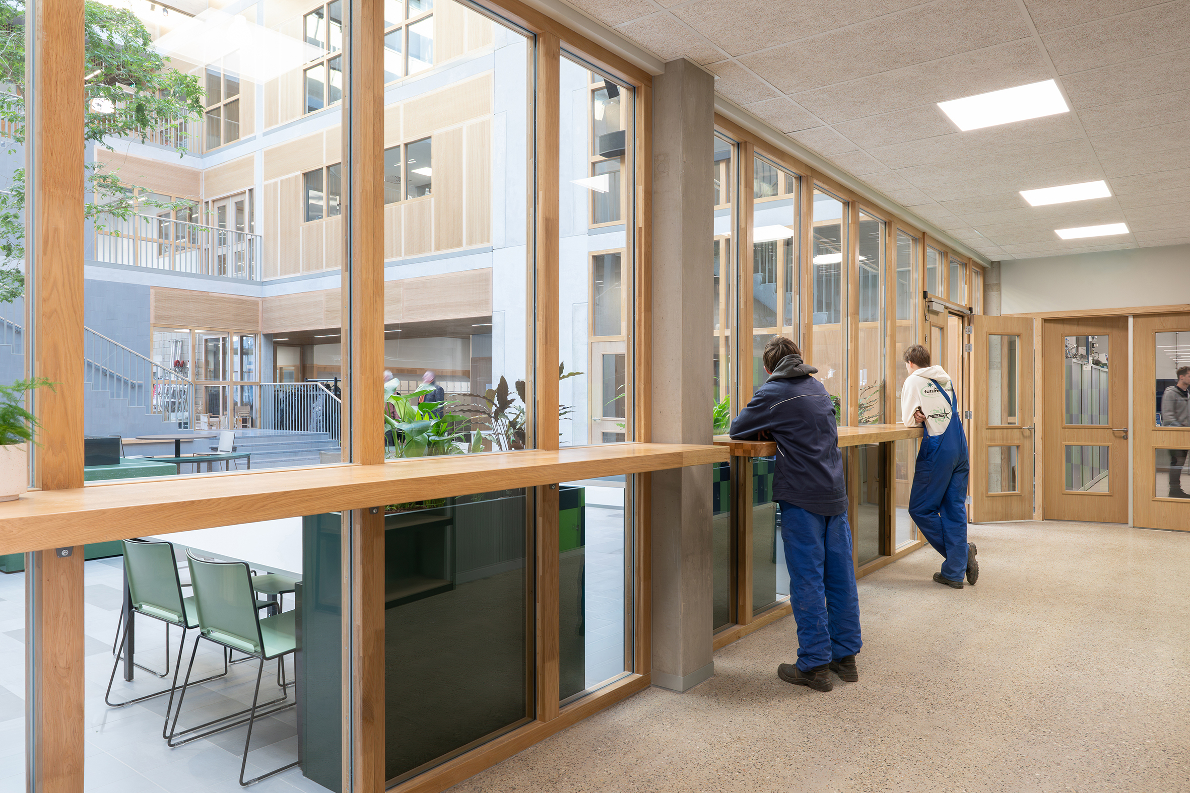 Zicht vanuit het praktijklokaal in de aula