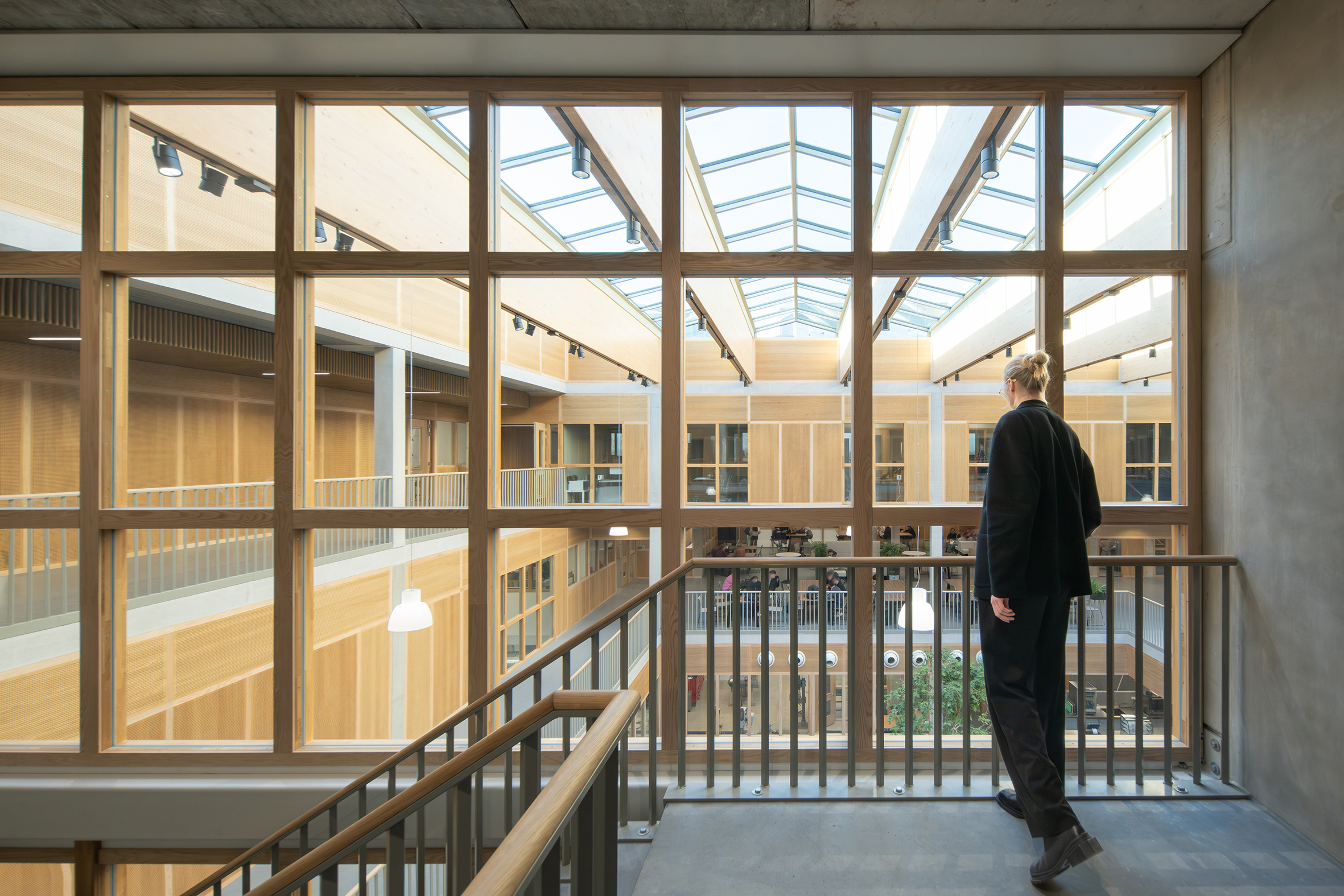Zicht vanuit het trappenhuis in het atrium