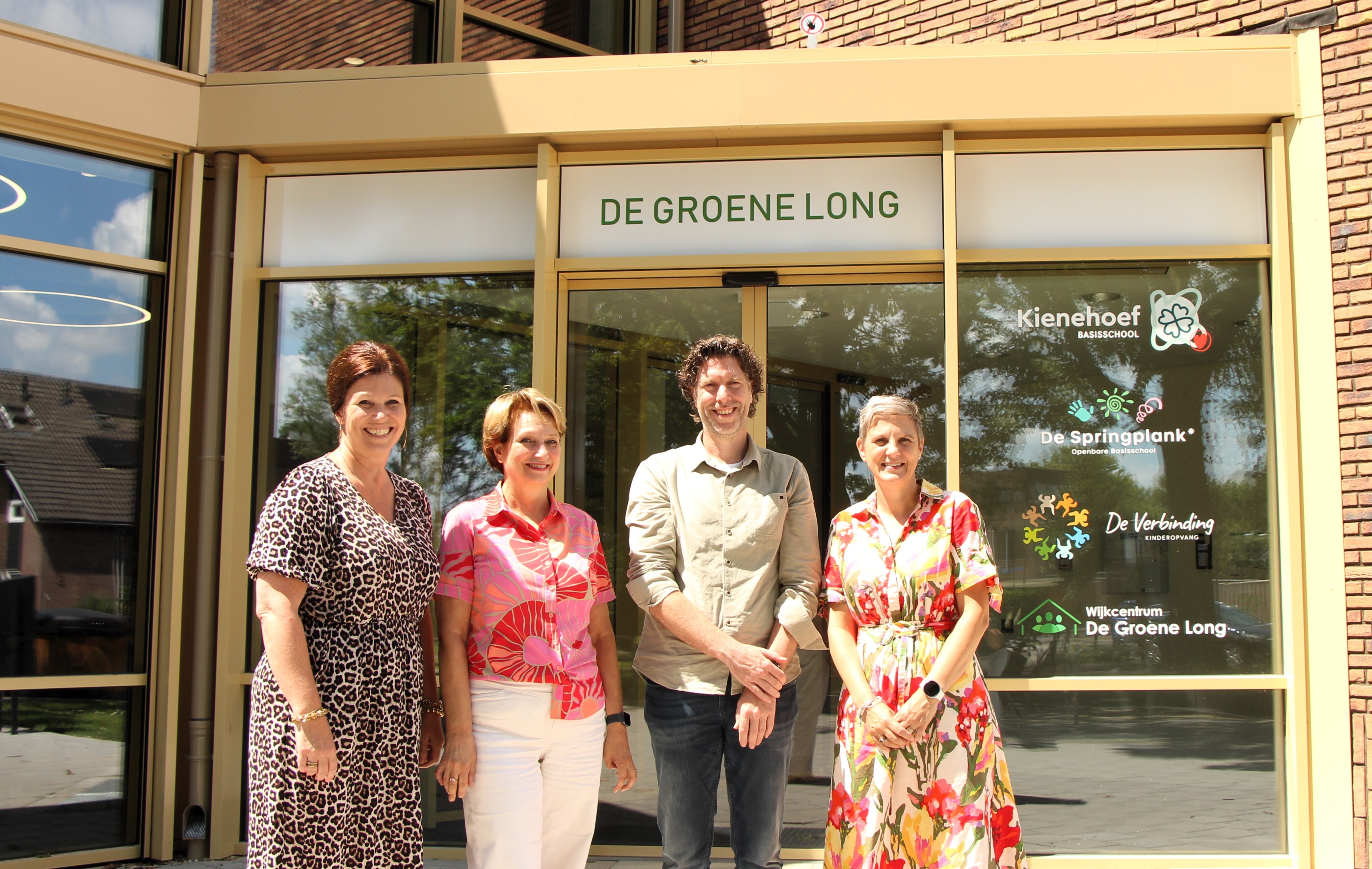 Vlnr Ingrid Minèt Thomas en Peggy