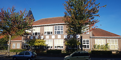 Eén van de scholen aan de Barrierweg, de voormalige Past. van Arsschool, die Woonbedrijf gaat omvormen tot woningen.