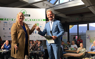 Ondertekening Green Deal Groene Daken door provincie Overijssel, gedeputeerde Hester Maij en Egbert Roozen, voorzitter Green Deal Groene Daken directeur branche-organisatie VHG.